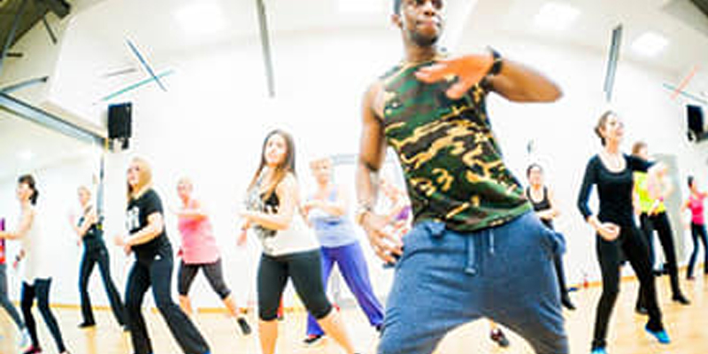 Grupa kursantów tancząca Kizombę