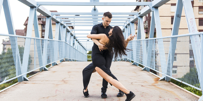 Kobieta i mężczyzna tańczący na moście taniec Kizomba