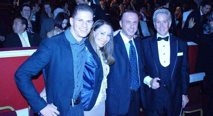 Właściciel Szkoły Tanecznej Bailando Poznań (Krzysztof Owczarczak) w gronie innych nauczycieli tańca na gali nagród Mistrzostw Świata w tańcu w Londynie 