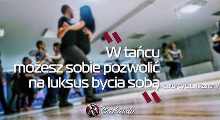 Cytat "W tańcu możesz sobie pozwolić na bycie sobą" na tle kursu tańca w Szkole Tanecznej Bailando Poznań