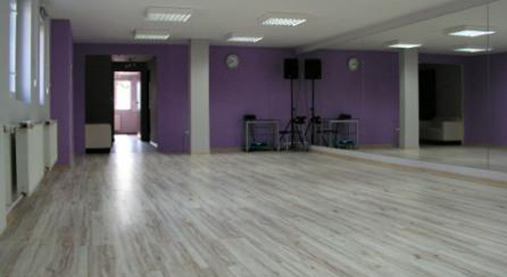 Sala z lustrem i parkietem do prowadzenia zajęć w Szkole Tanecznej Bailando Poznań