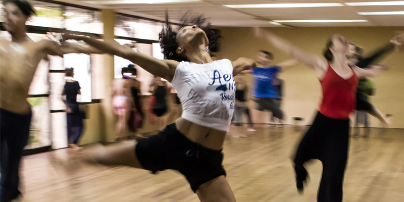 Grupa kursantów tańczących Salsę Solo