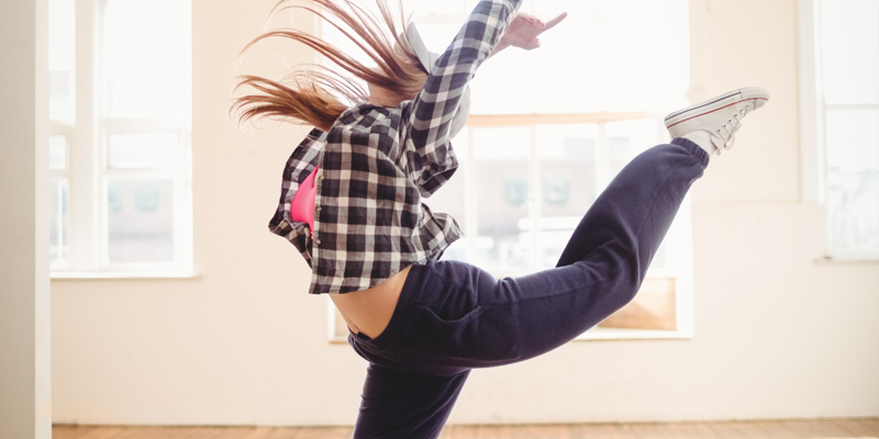 Kobieta w pozycji tanecznej podczas tańca Salsa Solo