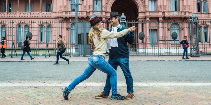 Para na środku ulicy tańcząca Tango Argentyńskie