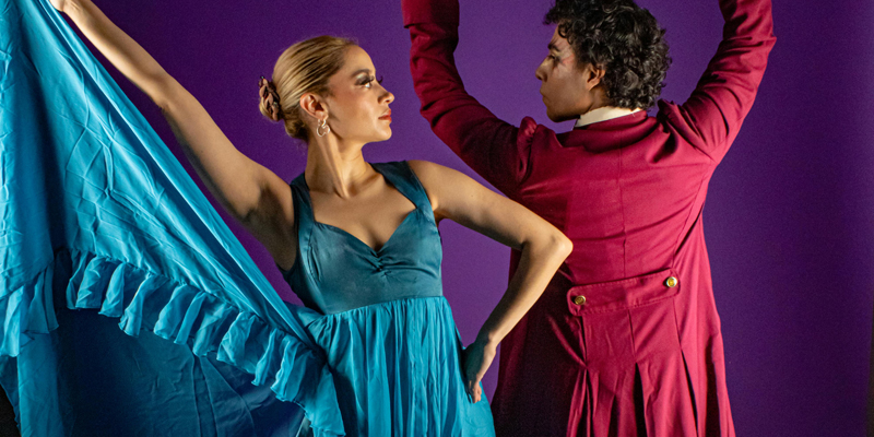 Para w tradycyjnych strojach podczas tańca towarzyskiego