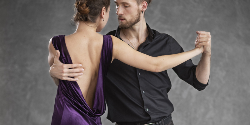 Para w chwycie tanecznym, podczas tańca towarzyskiego