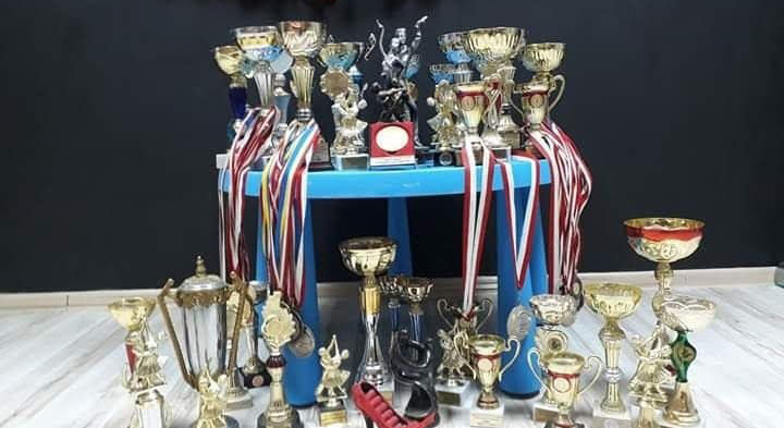 Trofea z turniejów tańca Szkoły Tanecznej Bailando Poznań - puchary i medale