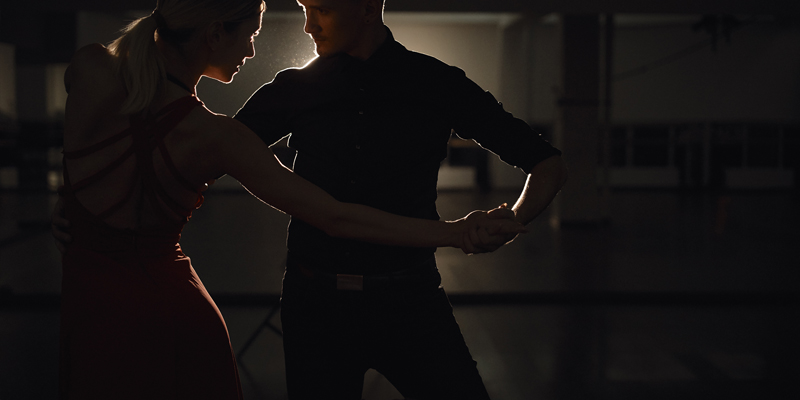 Para w bliskim tańcu Urban Kiz