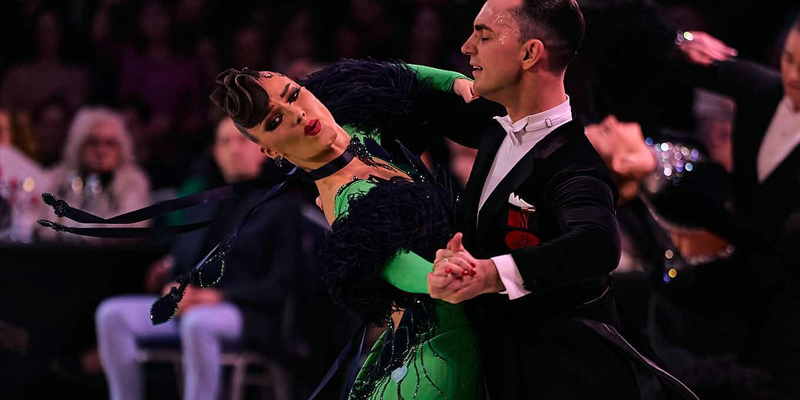 Para tancerz wykonuje taniec standardowy na parkiecie podczas Mistrzostw Polski w Tańcach Standardowych 2025.