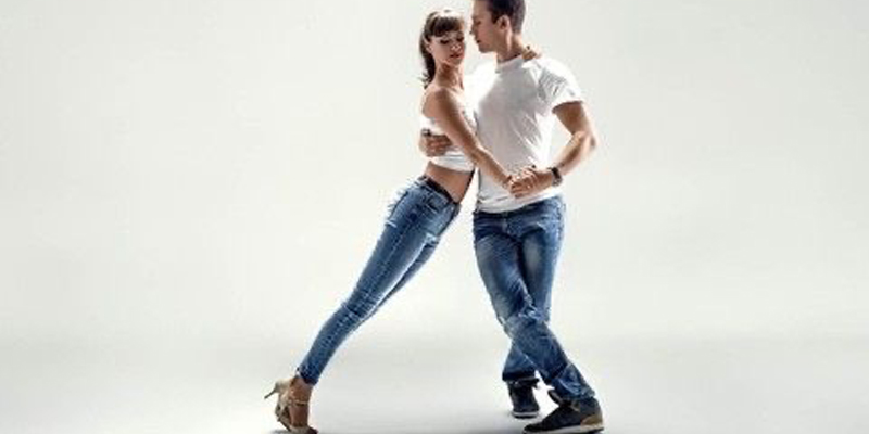 Para w pozycji tanecznej - Zajęcia taneczne w Bailando Poznań - Maj 2025