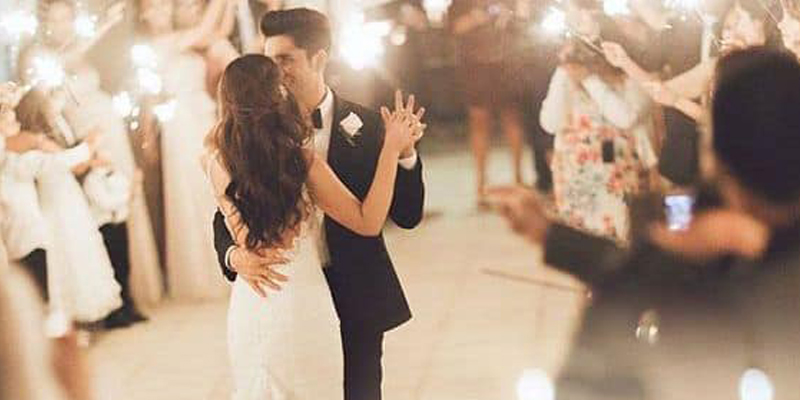 Para młoda podczas pierwszego tańca weselnego