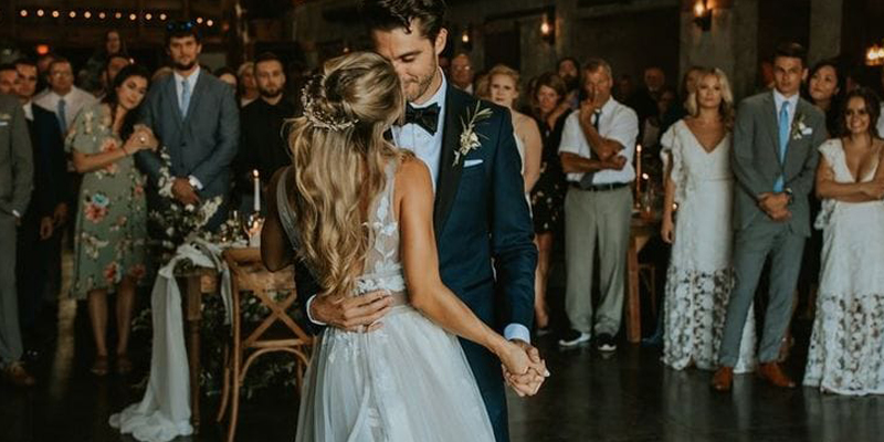 Para młoda podczas pierwszego tańca weselnego