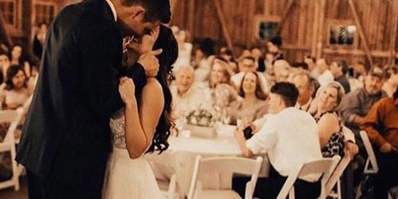 Para młoda podczas pierwszego tańca weselnego