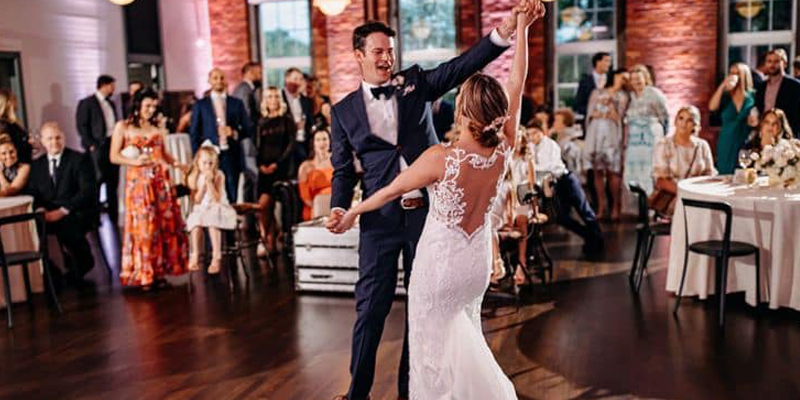 Para młoda podczas pierwszego tańca weselnego