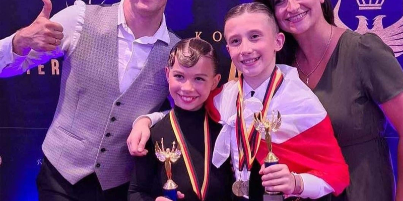 Dzieci na turnieju tanecznym z medalami i pucharami