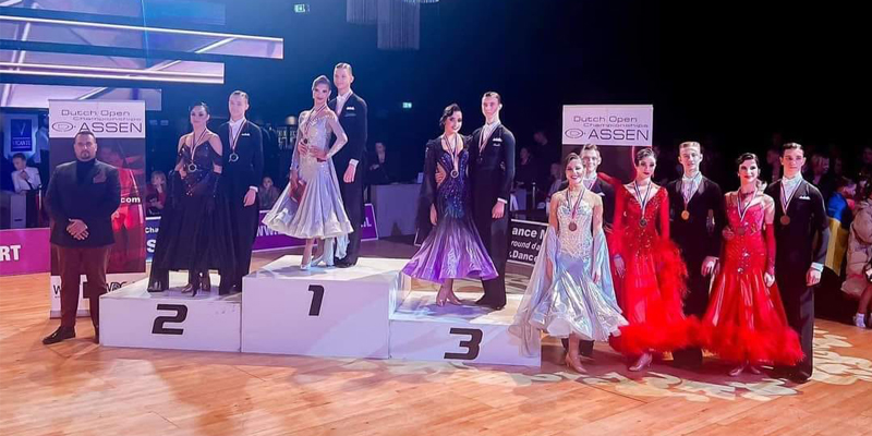 Podium z uczestnikami zawodów tanecznych