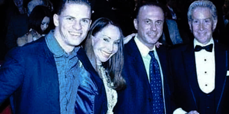 Czterech nauczycieli tańca na gali tanecznej pozujący do zdjęcia 