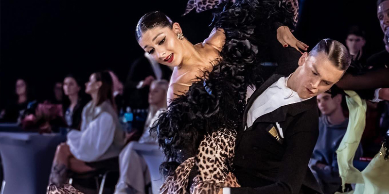 Para tańcząca na parkiecie podczas zawodów tanecznych