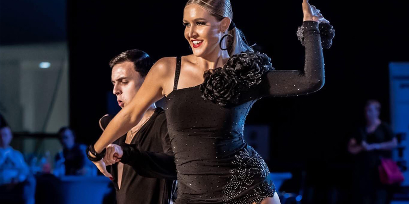 Para tańcząca na parkiecie podczas zawodów tanecznych