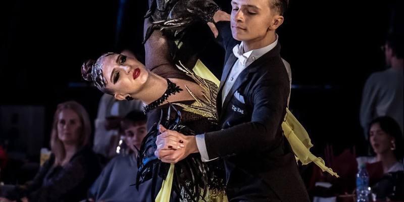 Para tańcząca na parkiecie podczas zawodów tanecznych