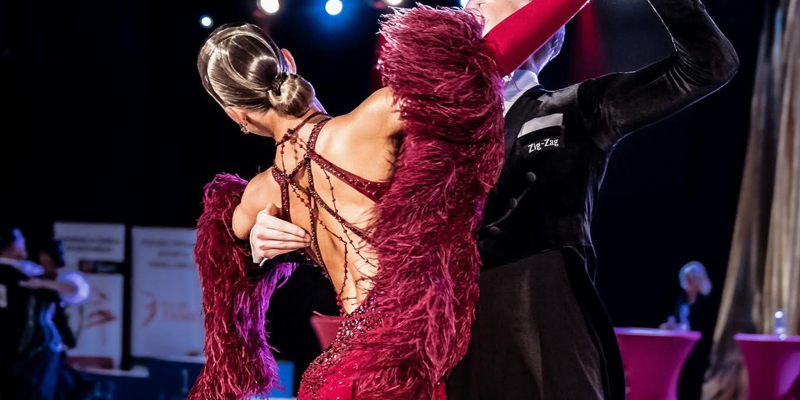 Para tańcząca na parkiecie podczas zawodów tanecznych