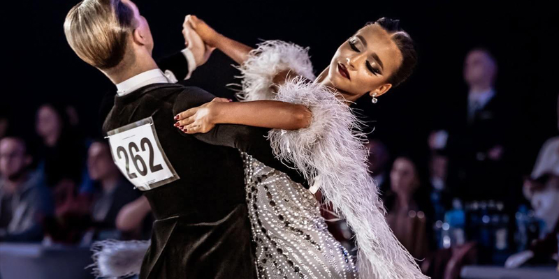 Para tańcząca na parkiecie podczas zawodów tanecznych