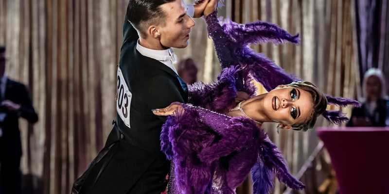 Para tańcząca na parkiecie podczas zawodów tanecznych