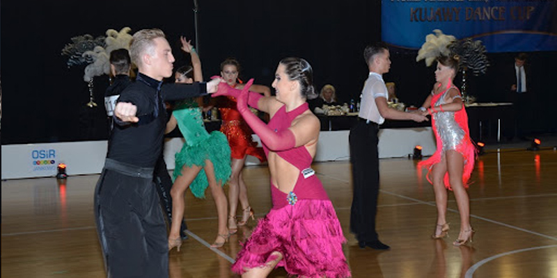 Pary tańczące na parkiecie podczas turnieju Kujawy Dance Cup