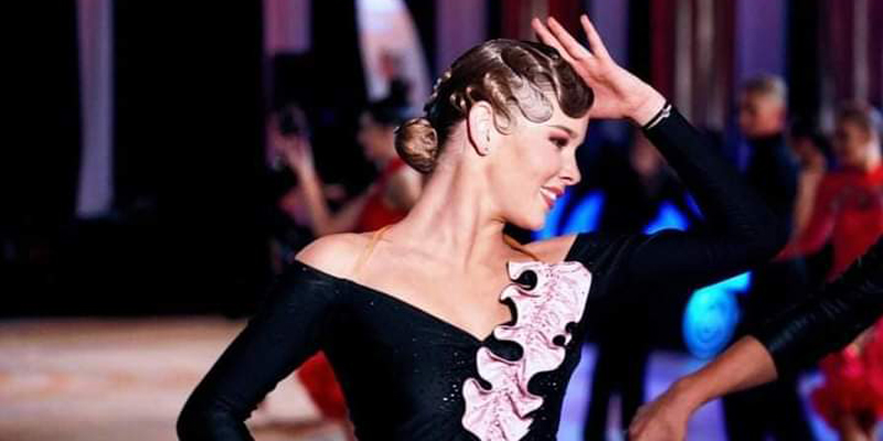 Tancerka w pozycji tanecznej podczas turnieju Kujawy Dance Cup