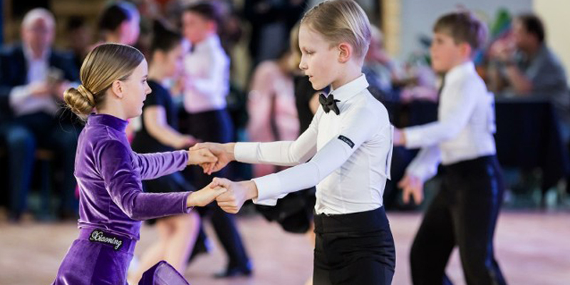 Pary w kategorii dziecięcej tańczące na parkiecie w trakcie turnieju Kujawy Dance Cup