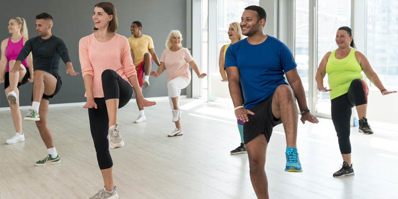 Taniec dla dorosłych na sali tanecznej podczas kursu