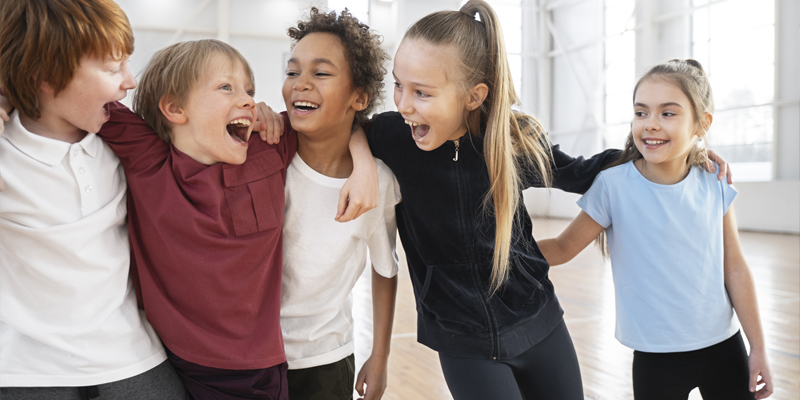 Taniec dla dzieci na sali tanecznej podczas kursu