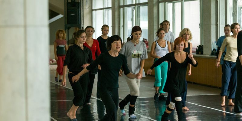 Taniec dla młodzieży na sali tanecznej podczas kursu