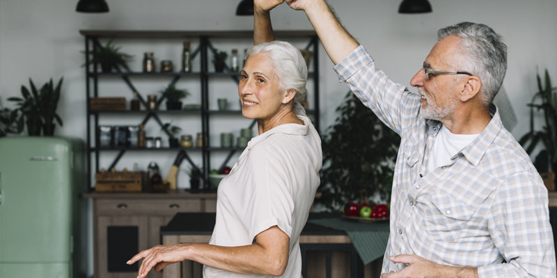 Taniec dla seniorów - para podczas tańca