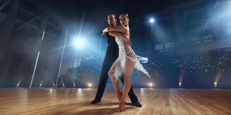Para zaawansowanych tancerzy podczas nauki tańca